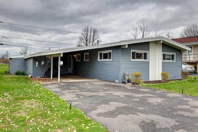 66W Jeffery Ave, Wheeling, IL 60090 - ranch-style home with a carport, a front lawn, and aphalt driveway