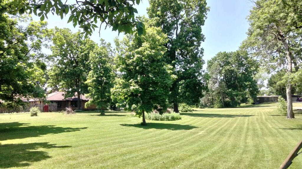 215 Sharon Dr, Sleepy Hollow, IL 60118