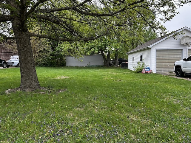view of yard featuring an outdoor structure