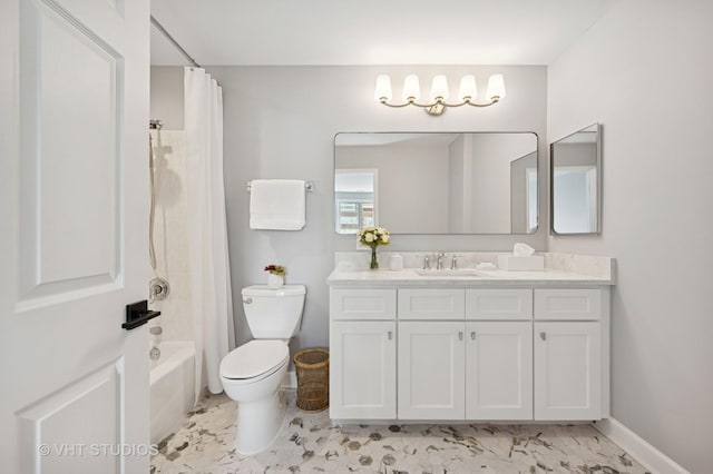 bathroom featuring baseboards, toilet, vanity, and shower / bath combo