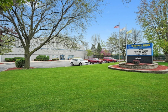 view of property's community featuring a lawn