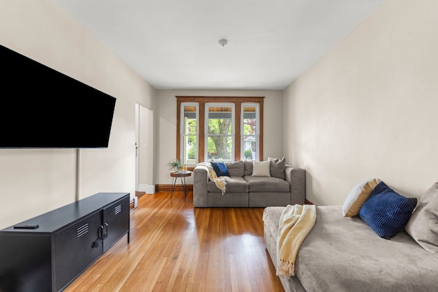 living area featuring light wood-style flooring and baseboards