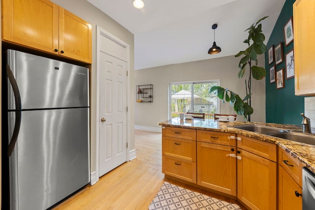 kitchen with stainless steel appliances, a sink, baseboards, light wood-type flooring, and recessed lighting