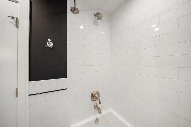 946 N Marion St, Oak Park, IL 60302 - full bathroom with washtub / shower combination