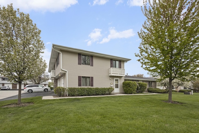 121 Cotuit Ct Unit 121, Schaumburg, IL 60193 - traditional-style home featuring an attached garage and a front yard