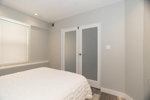bedroom featuring baseboards, recessed lighting, visible vents, and dark wood-style floors