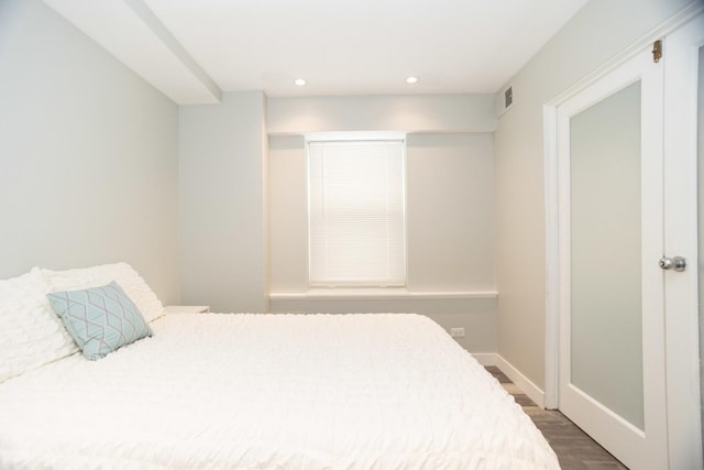 bedroom with baseboards, visible vents, recessed lighting, and wood finished floors