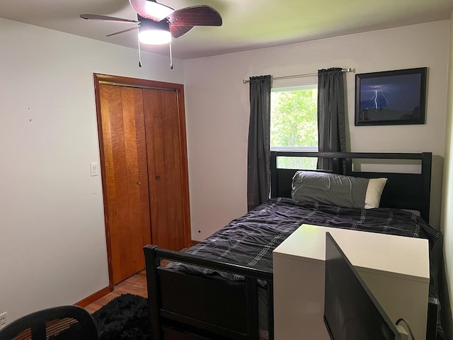 bedroom with a closet, light wood-style flooring, and ceiling fan