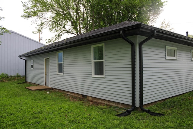 view of side of property featuring a yard