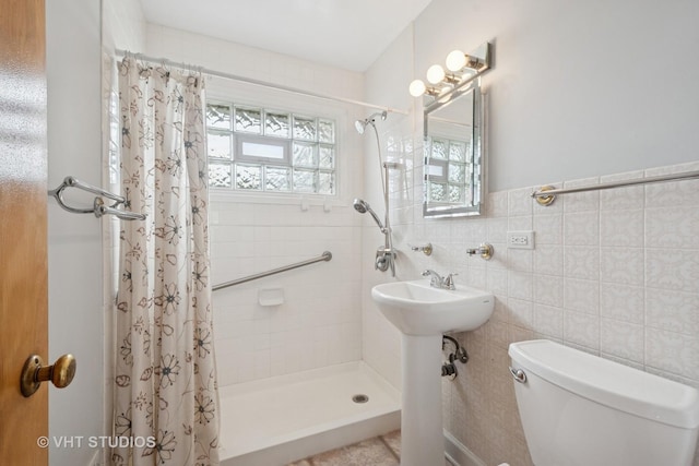 8223 N Washington St, Niles, IL 60714 - bathroom featuring a tile shower, toilet, a sink, and tile walls