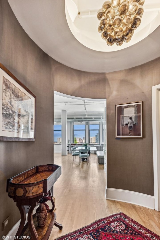 900 N Kingsbury St Unit 1150, Chicago, IL 60610 - hall featuring light wood-style floors, a chandelier, and baseboards