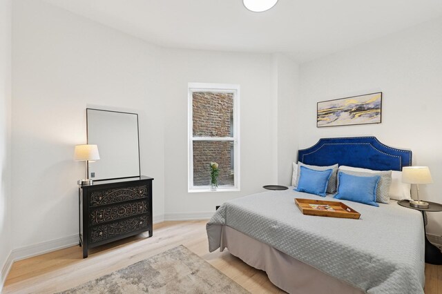 6430 S Eberhart Ave, Chicago, IL 60637 - bathroom featuring marble tiled floors, toilet, vanity, and baseboards