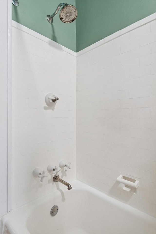 full bath with bathtub / shower combination