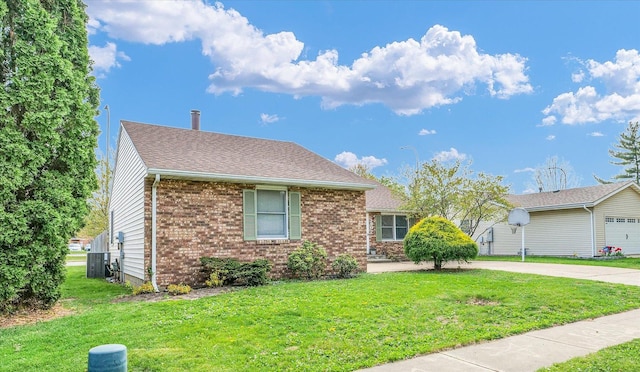 view of front of house with a shingled roof, brick siding, and a front yard