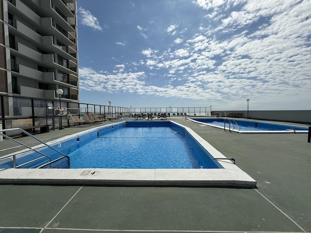 6033 N Sheridan Rd Unit 12B, Chicago, IL 60660 - view of community pool