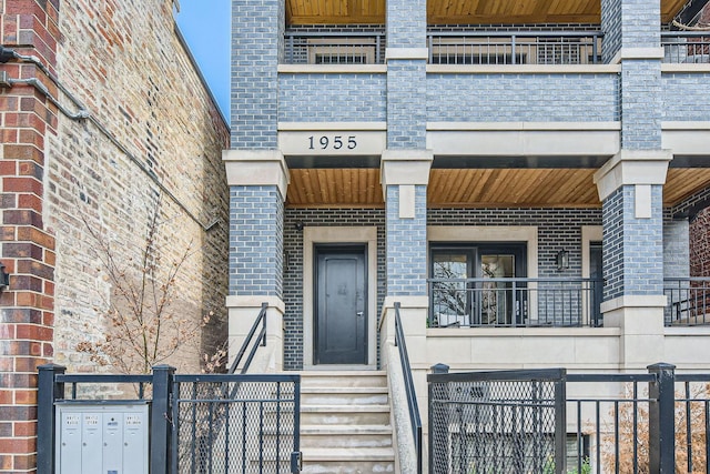 1955 N Halsted St Unit 1, Chicago, IL 60614 - view of building exterior featuring a fenced front yard