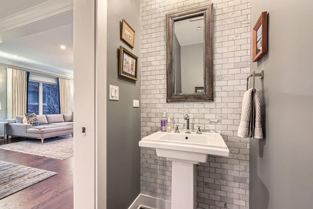 1955 N Halsted St Unit 1, Chicago, IL 60614 - living area with crown molding, wood finished floors, a chandelier, baseboards, and recessed lighting