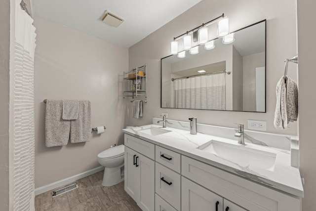 559 Coolidge Ave, Glen Ellyn, IL 60137 - full bath with toilet, double vanity, and baseboards