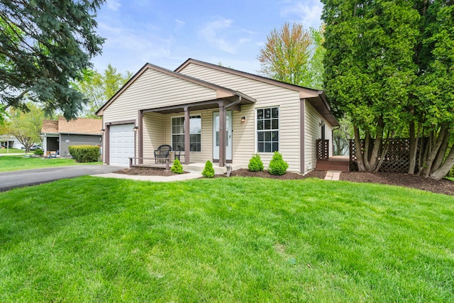 view of front of home featuring a front lawn, driveway, and an attached garage