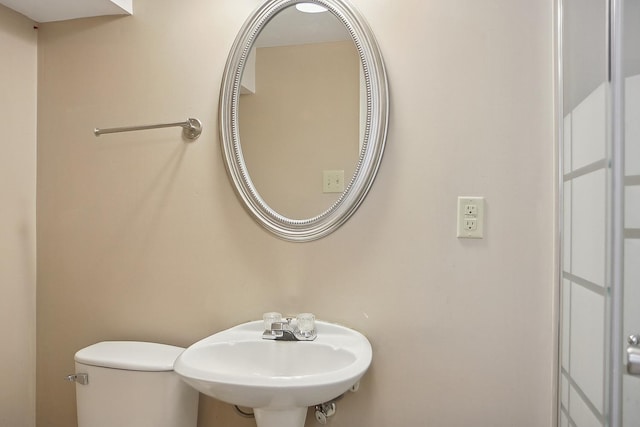 561 Minette Ln, Chicago Heights, IL 60411 - bathroom with toilet and a sink