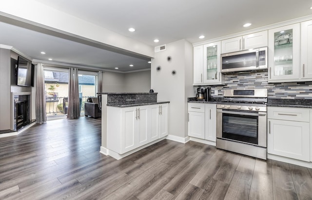 11102 S 84th Ave Unit 2B, Palos Hills, IL 60465 - kitchen with appliances with stainless steel finishes, a peninsula, white cabinetry, dark wood-style floors, and crown molding