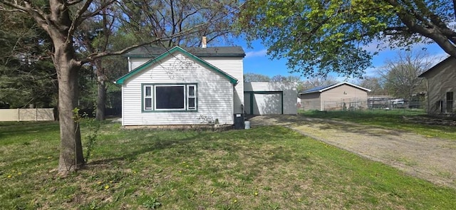 view of front of property featuring fence, an attached garage, concrete driveway, and a front yard