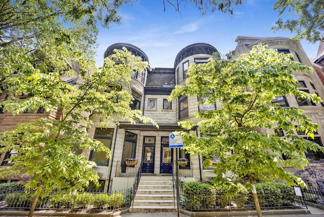 435 W Roslyn Pl Unit 2E, Chicago, IL 60614 - view of front facade featuring stone siding and a fenced front yard