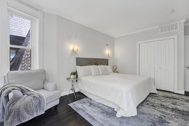 435 W Roslyn Pl Unit 2E, Chicago, IL 60614 - bedroom featuring dark wood-style floors and ornamental molding