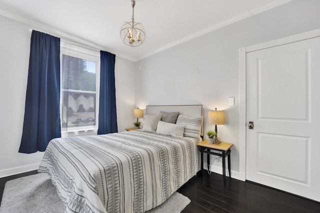 435 W Roslyn Pl Unit 2E, Chicago, IL 60614 - bedroom with crown molding, dark wood-type flooring, and a chandelier