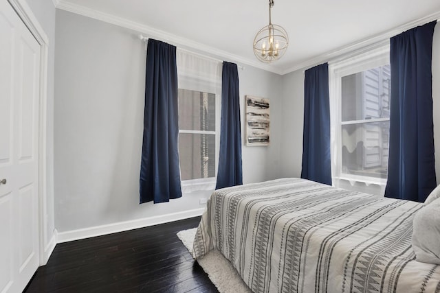 435 W Roslyn Pl Unit 2E, Chicago, IL 60614 - bedroom featuring crown molding, hardwood / wood-style flooring, and a chandelier