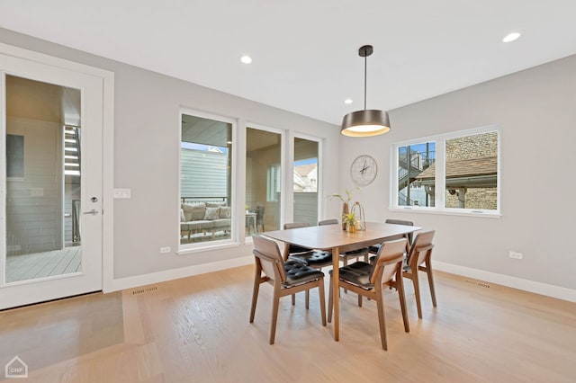 dining space featuring visible vents, light wood-style flooring, baseboards, and recessed lighting