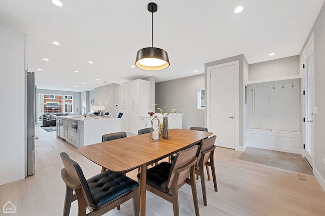 dining area with light wood finished floors, baseboards, visible vents, and recessed lighting