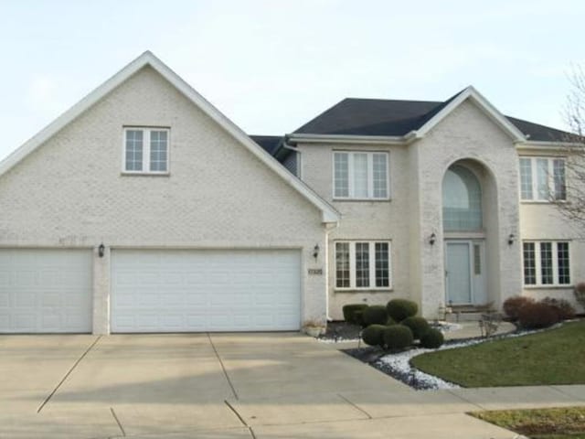 view of front of home with driveway