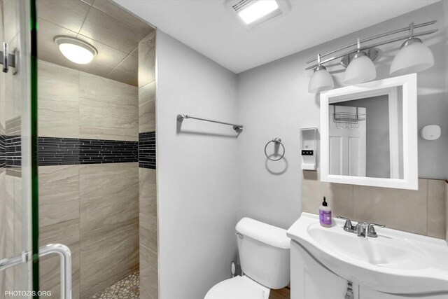 2432 W Ohio St, Chicago, IL 60612 - full bath with a stall shower, visible vents, toilet, and a sink