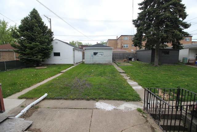 view of yard with an outbuilding