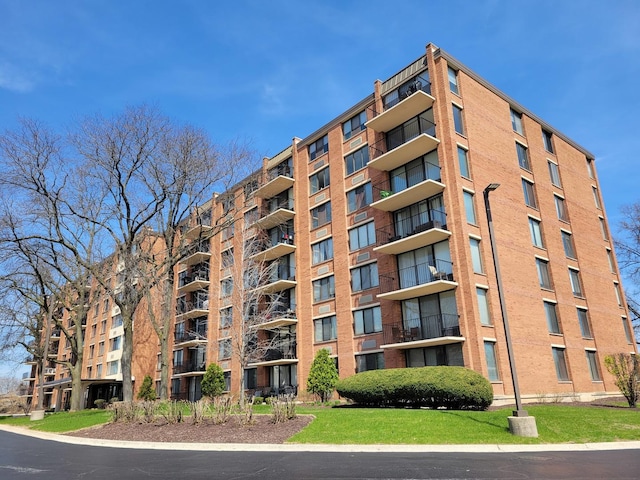 view of apartment building / complex