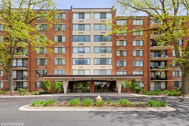 view of apartment building / complex