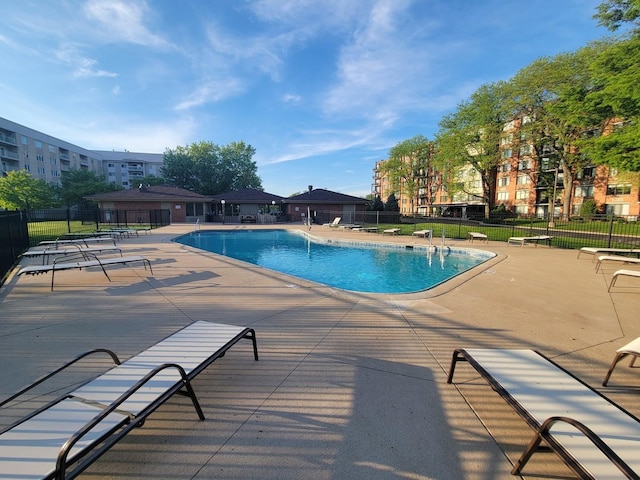 2000 Saint Regis Dr Unit 6F, Lombard, IL 60148 - community pool with a patio and fence