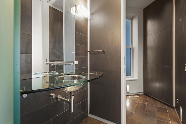 bathroom featuring visible vents and tile patterned flooring