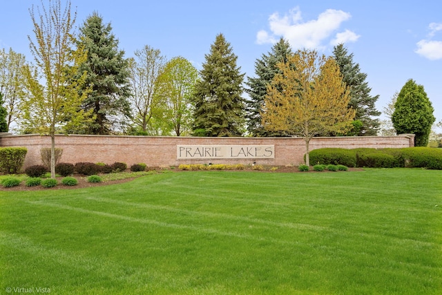 community sign featuring a lawn