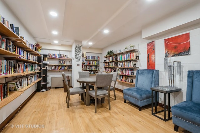 7061 N Kedzie Ave Unit 1504, Chicago, IL 60645 - sitting room with wood finished floors, bookshelves, and recessed lighting