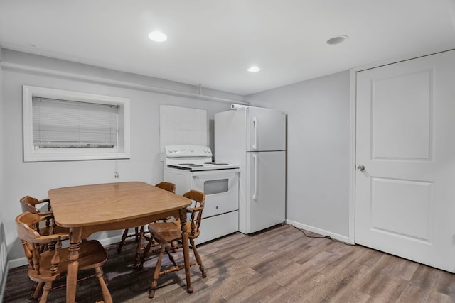 dining area featuring recessed lighting, baseboards, and light wood-style floors
