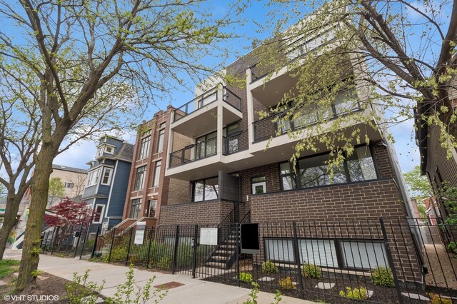 view of apartment building / complex featuring a fenced front yard