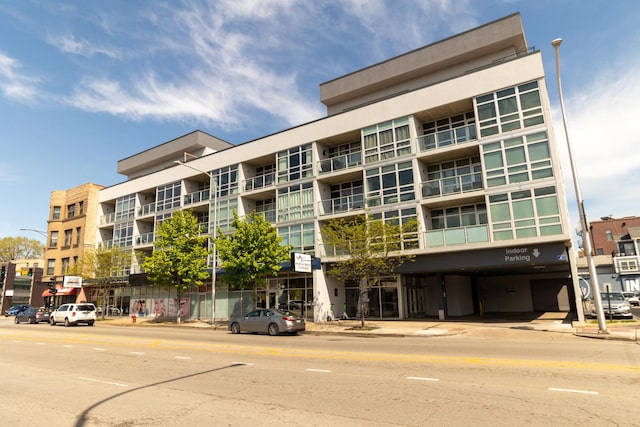view of apartment building / complex
