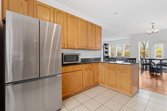 6452 N Glenwood Ave Unit 3, Chicago, IL 60626 - kitchen with appliances with stainless steel finishes, dark countertops, a chandelier, a peninsula, and recessed lighting