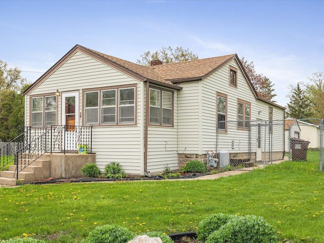 view of front of house featuring fence, a chimney, and a front yard