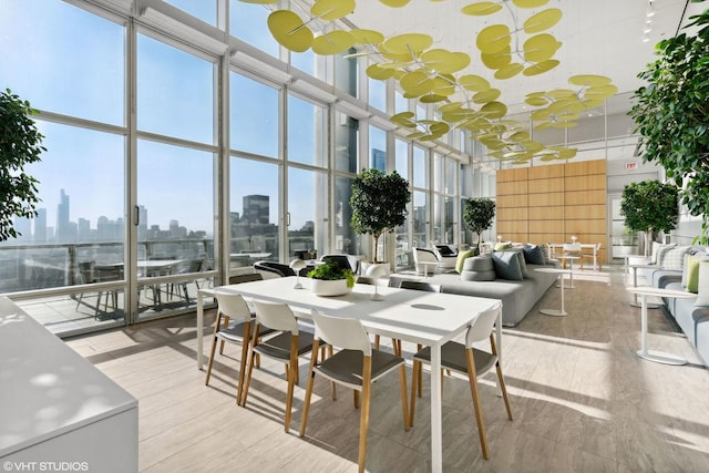 sunroom / solarium featuring a skyline view