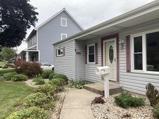 view of front of property featuring a front lawn