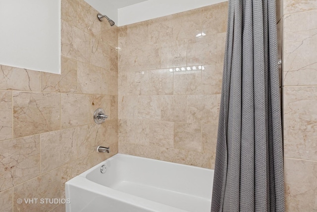 full bath with shower / tub combo with curtain