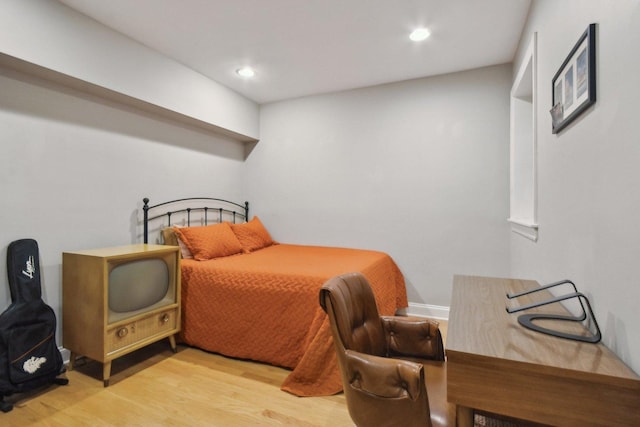 bedroom featuring light wood finished floors and recessed lighting